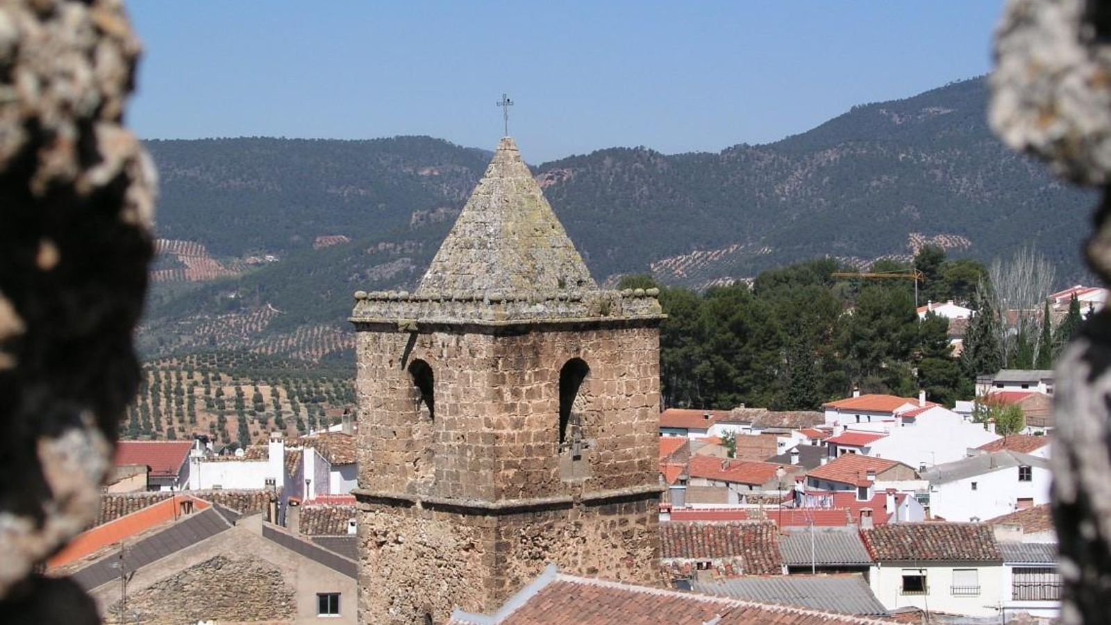 Campanario con vistas a la sierra en Siles.