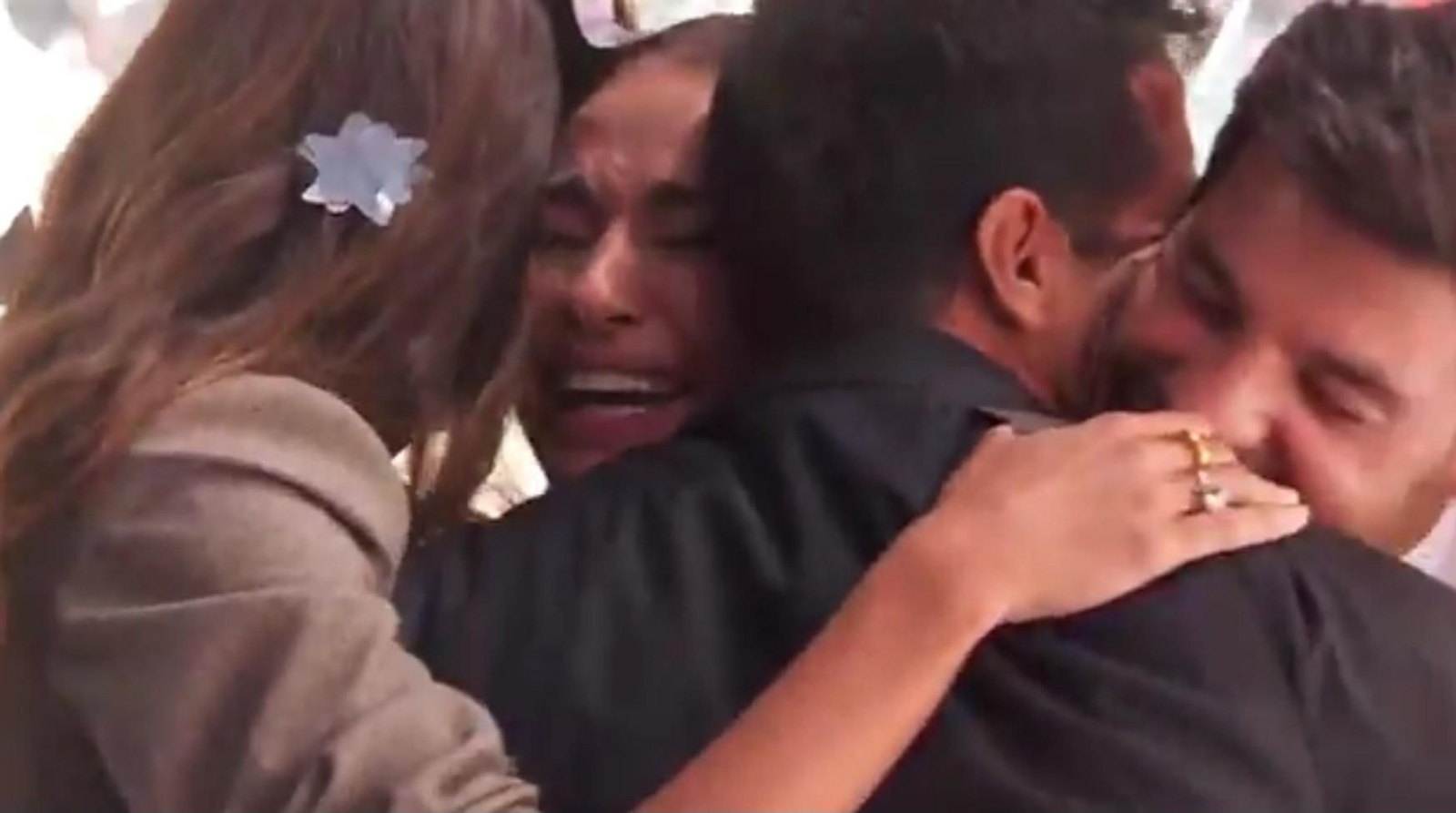 Mariló, muy emocionada, se abraza con sus hijos al ser proclamada vencedora de 'MasterChef Celebrity 10'