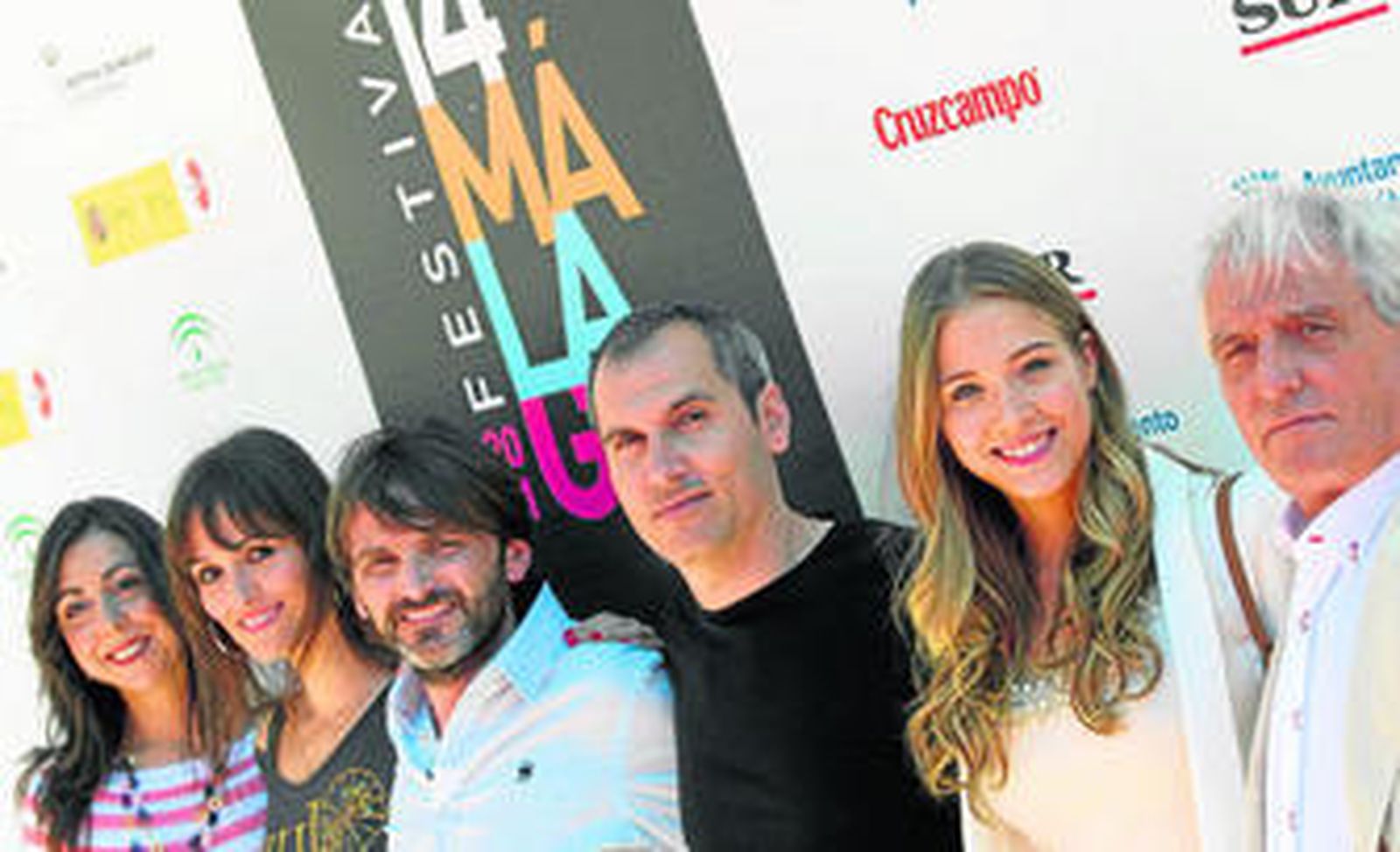 David Marqués, con sus actores, ayer, en el Teatro Cervantes.