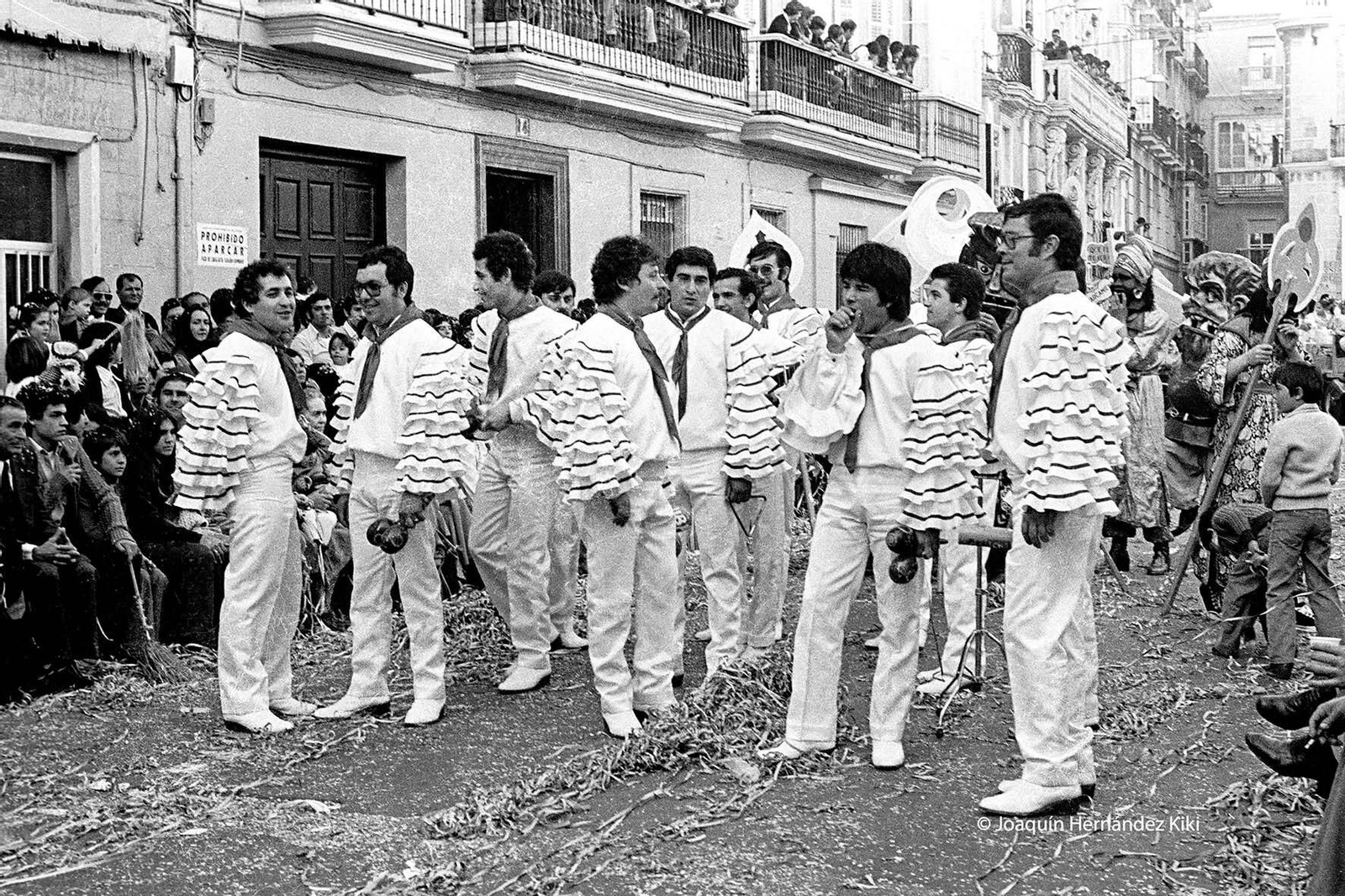 La comparsa portuense ‘Cuba’ por la plaza de San Antonio en la cabalgata de Carnaval.
