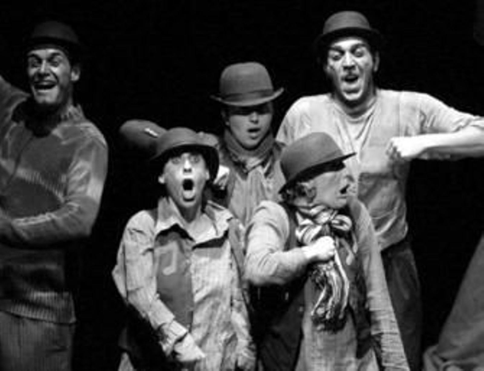 Integrantes de la compañia de teatro 'Atalaya', durante la representación de 'La Ópera de Tres Centavos'.