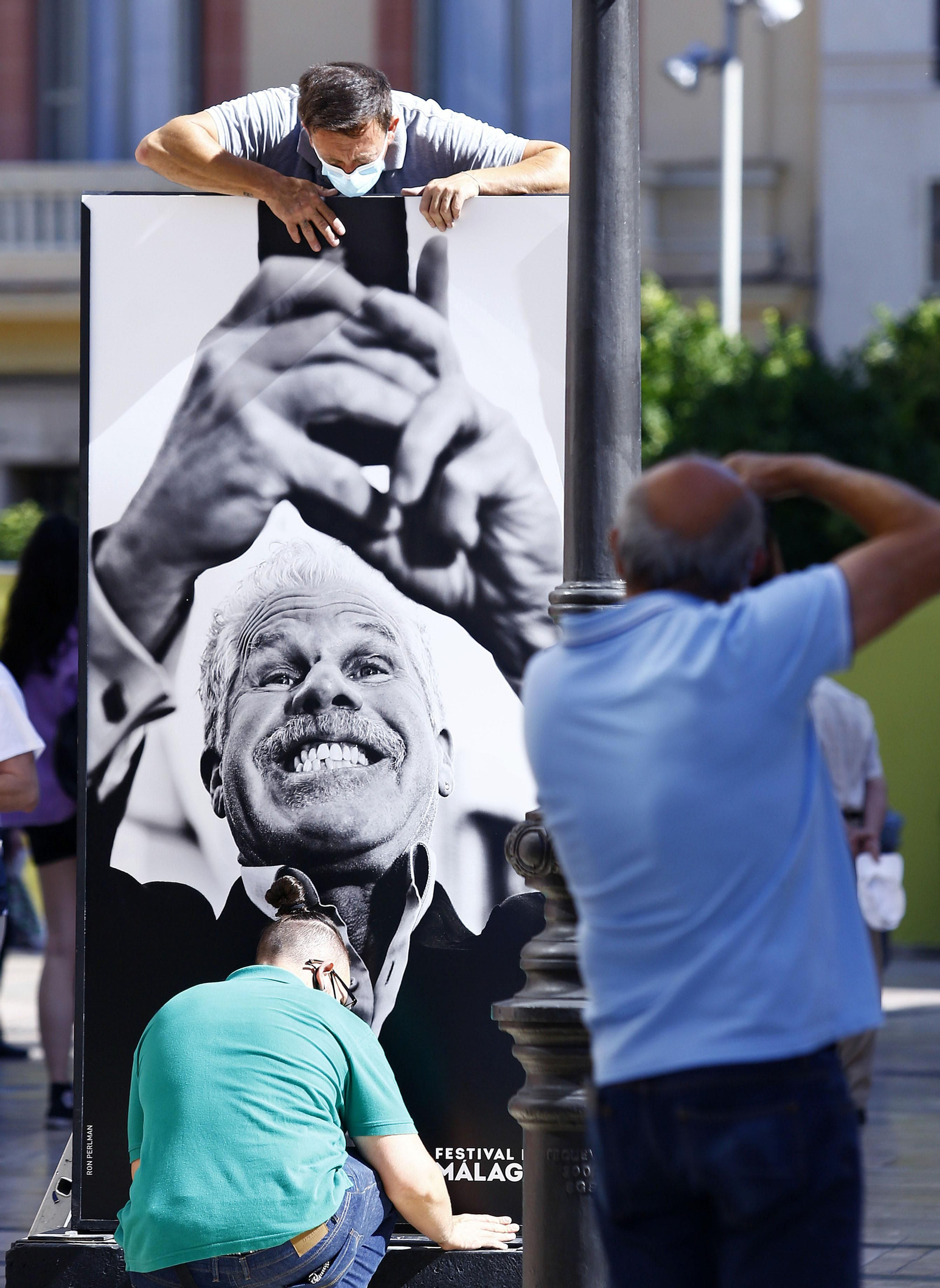 Montaje de la exposición de Ana Belén Fernández, este miércoles, en la calle Larios.
