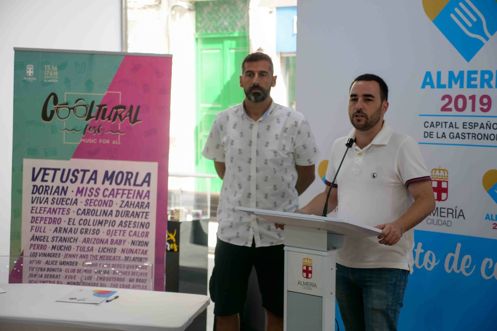 Carlos Sánchez, concejal de Promoción de la Ciudad junto a Diego Ferrón, responsable del Cooltural Fest.