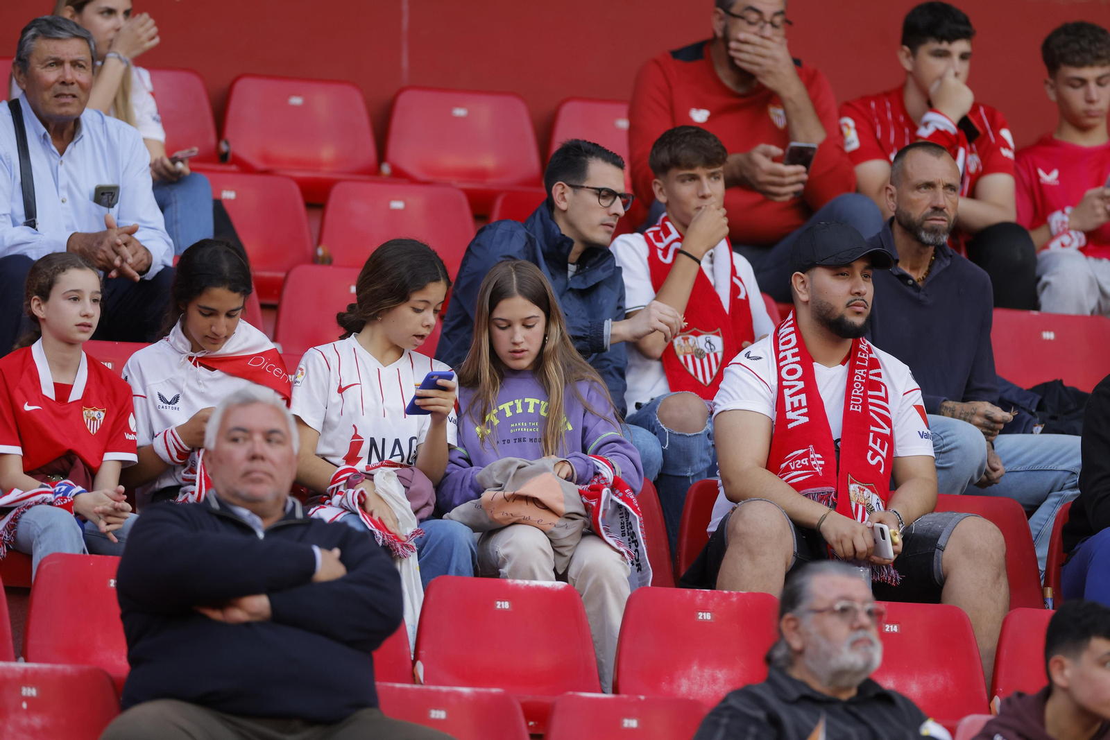 Búscate en las fotos del Sevilla-Betis