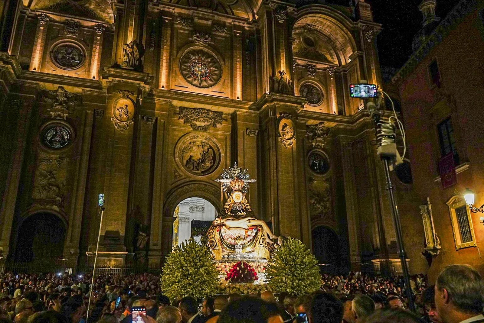 La procesión de la Virgen de las Angustias por Granada, en imágenes