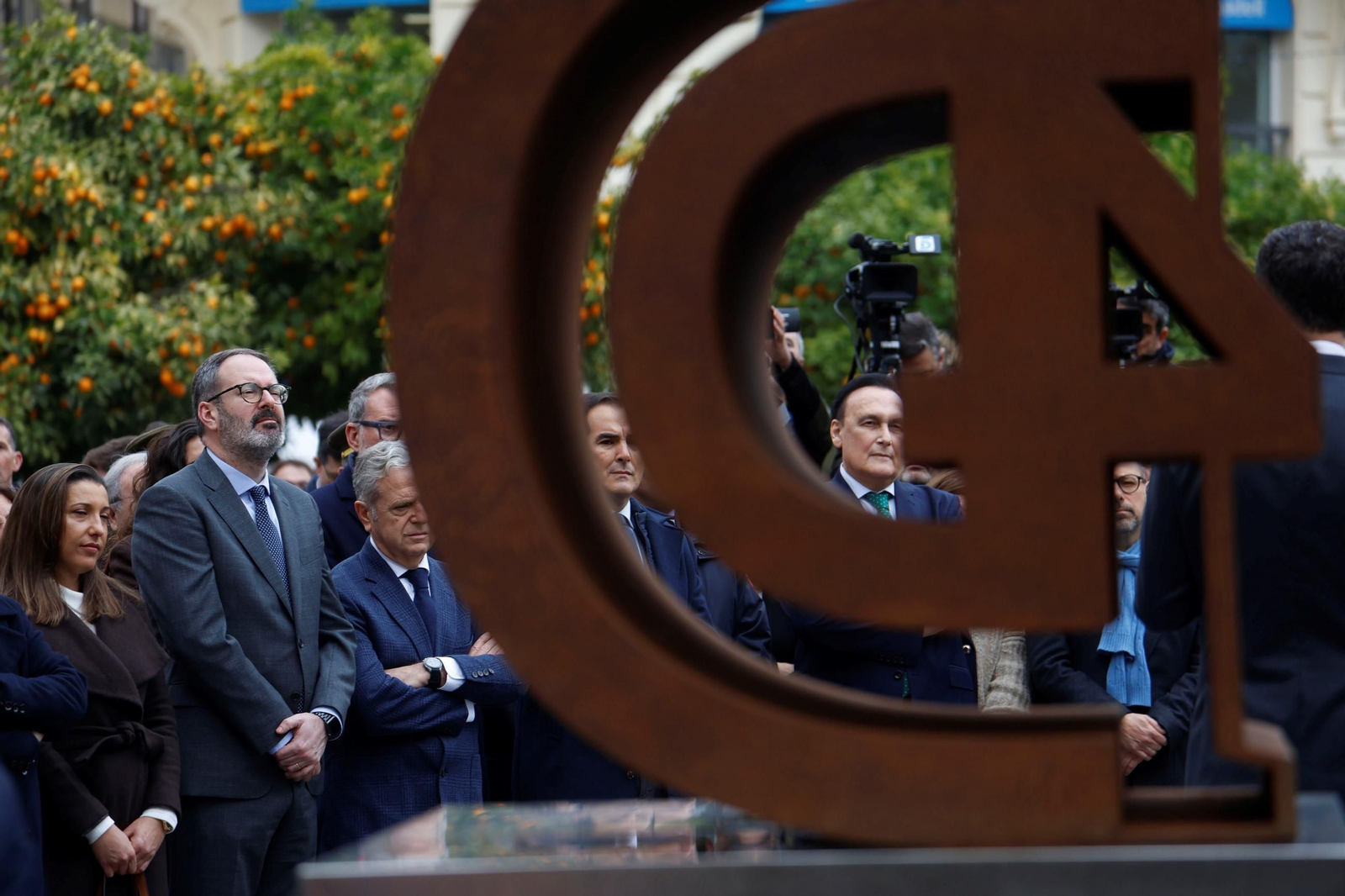 Juanma Moreno inaugura el monumento homenaje al Día de la Bandera de Andalucía en Córdoba, en imágenes