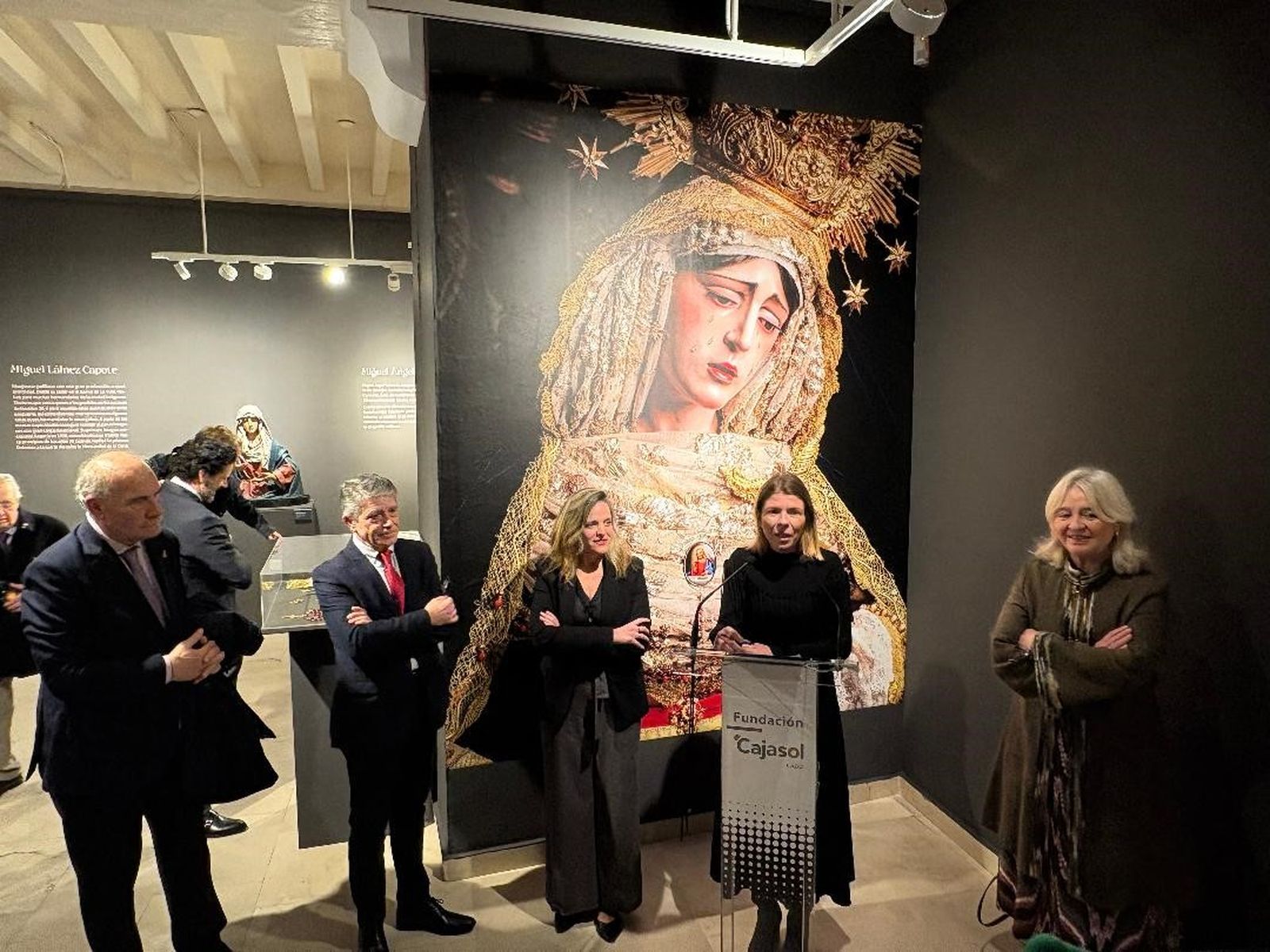 Juan Carlos Jurado, Manuel Barragán, Maite González, Mar Díez y Mercedes Colombo durante el acto de inauguración en la Fundación Cajasol.