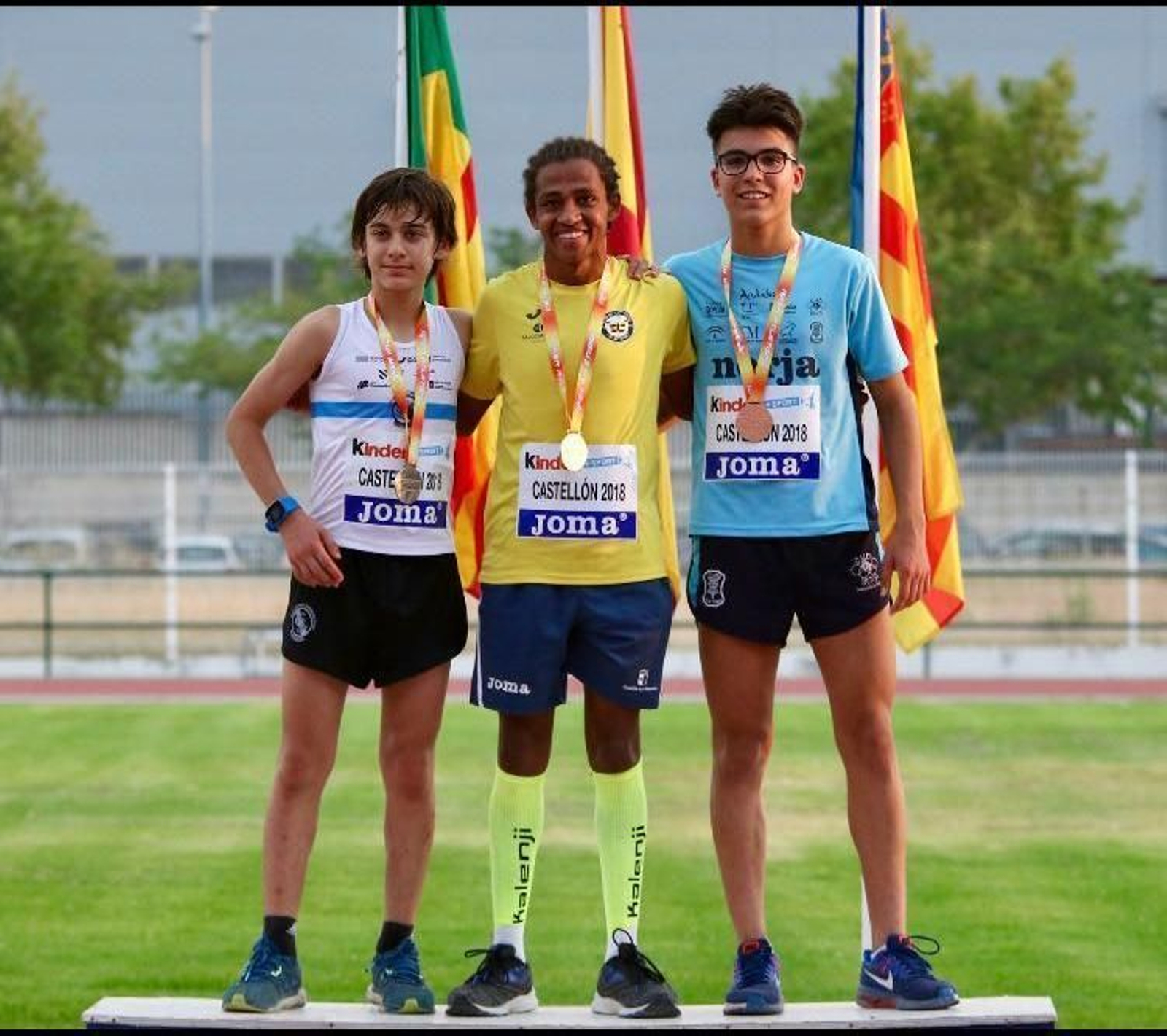 El huercalense, con el bronce.