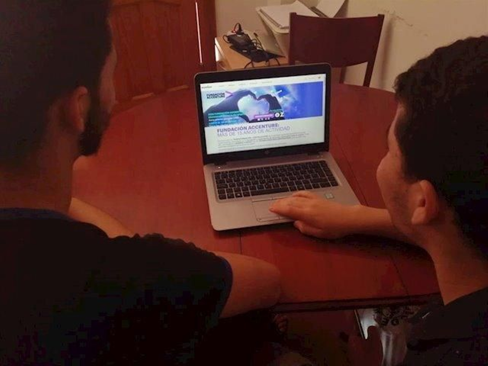 Dos jóvenes de la Asociación Arrabal-AID con uno de los portátiles. Dos jóvenes de la Asociación Arrabal-AID con uno de los portátiles.