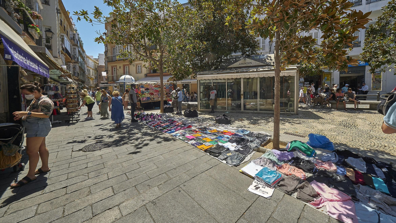 Imagen que ofrecía la plaza de las Flores a mediodía de este jueves con una alta presencia de vendedores ambulantes.