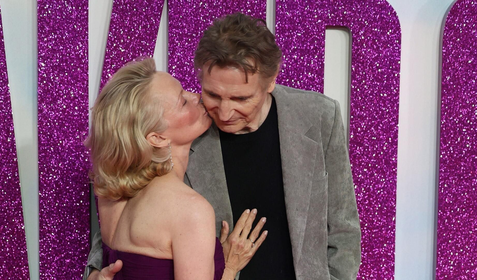 El famoso beso de Pamela Anderson a Liam Neeson que ha disparado todas las alarmas. El famoso beso de Pamela Anderson a Liam Neeson que ha disparado todas las alarmas.