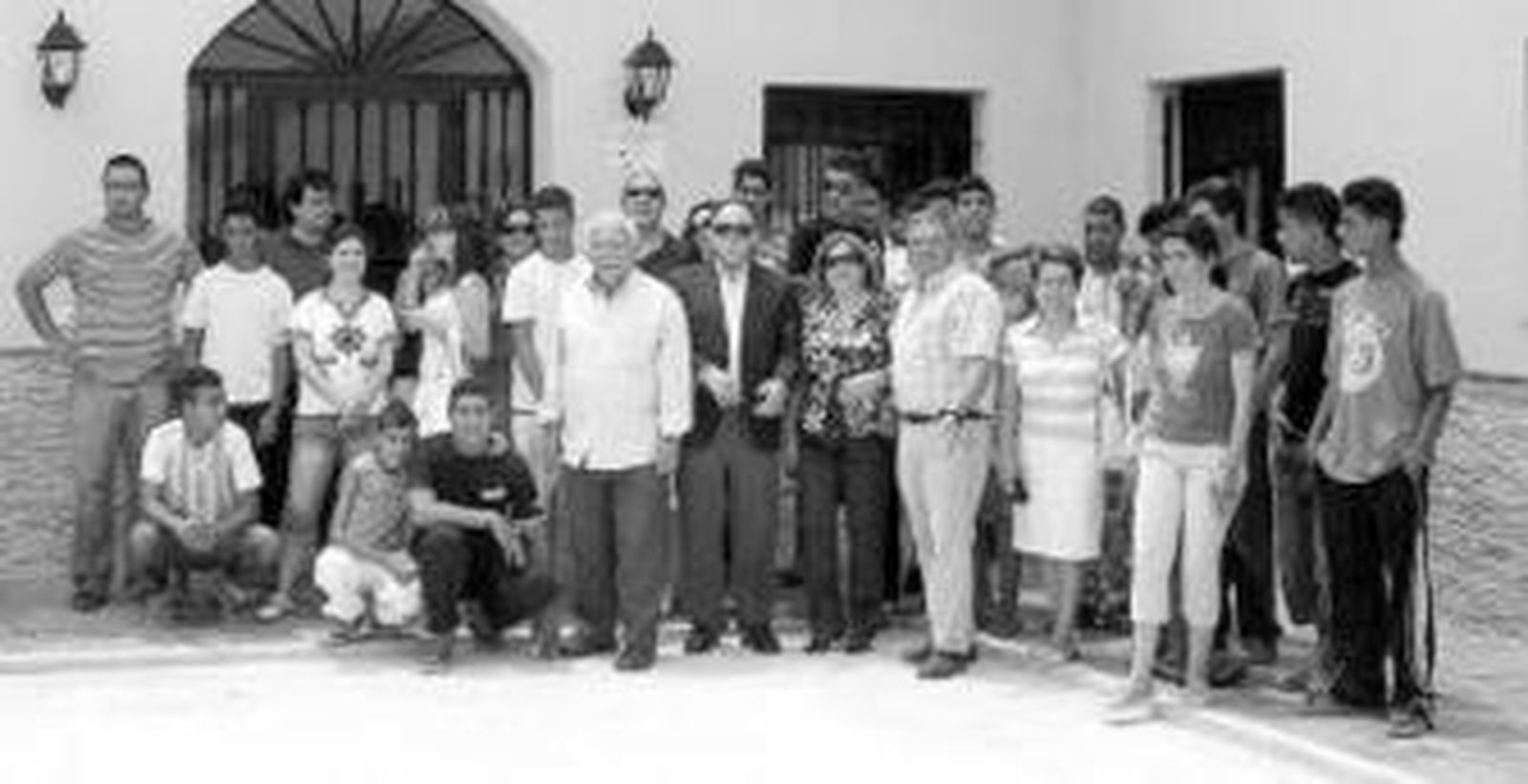 Profesores e internos del centro de acogida.