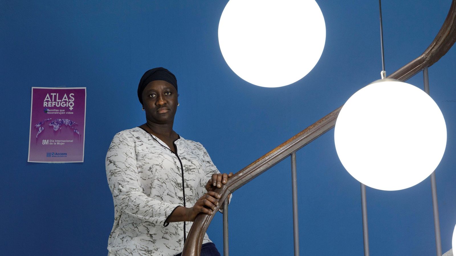 Sire posando junto al cartel de 'Atlas Refugio'