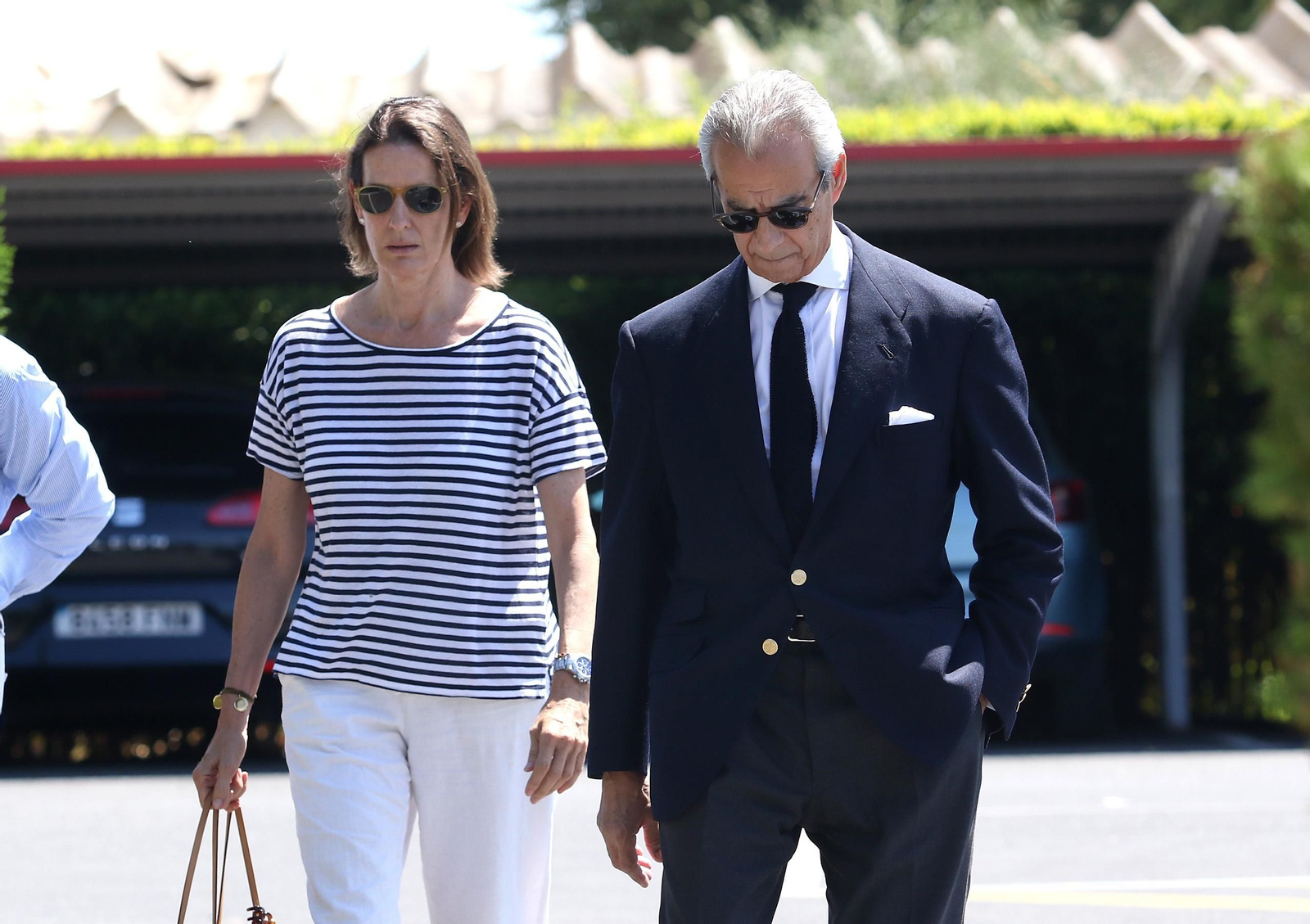 La familia de Blesa acude al tanatorio donde se incineró el cadáver del exbanquero