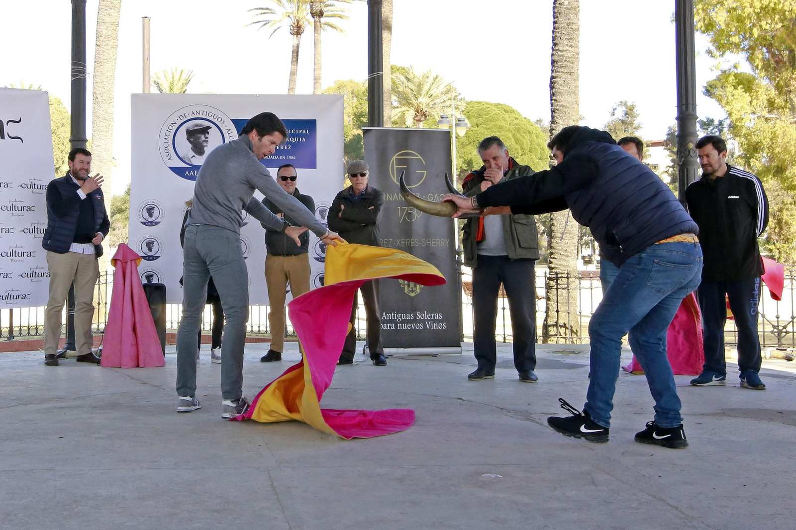 Canales Rivera con los jerezanos de la Asoc. de Antiguos Alumnos de la Escuela Municipal de Tauromaquia de Jerez