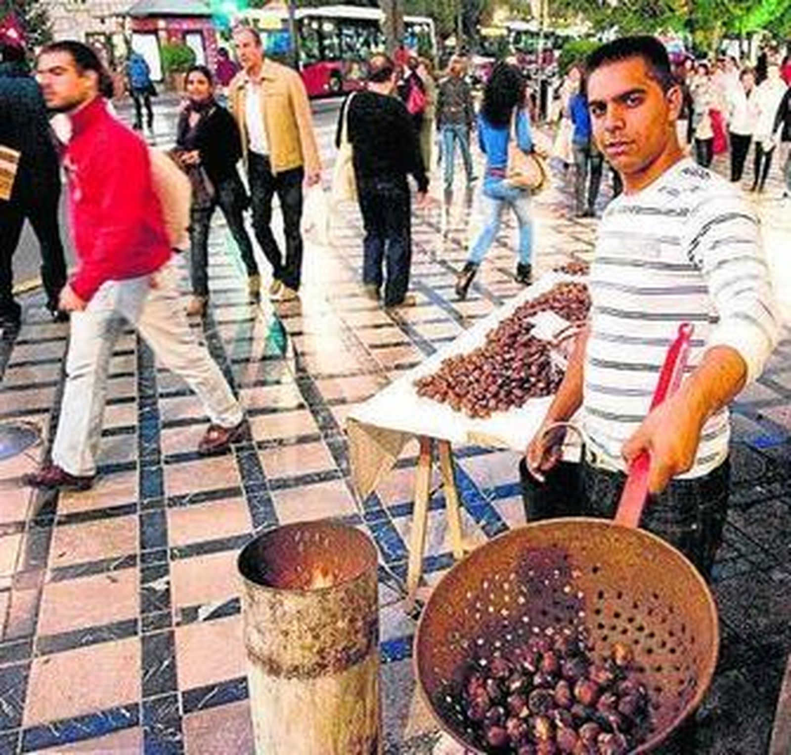 1. Buñuelos de viento y huesos de santo en los mostradores de las confiterías. 2. Las castañas asadas se adueñan de las calles. 3. Las migas son otros de los protaganistas de las mesas en noviembre. 4. Las poleás traen en aroma a matalahúva.