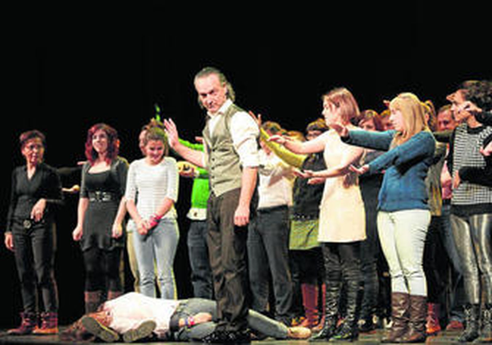 Toussaint, ayer, con un voluntario hipnotizado sobre el suelo.