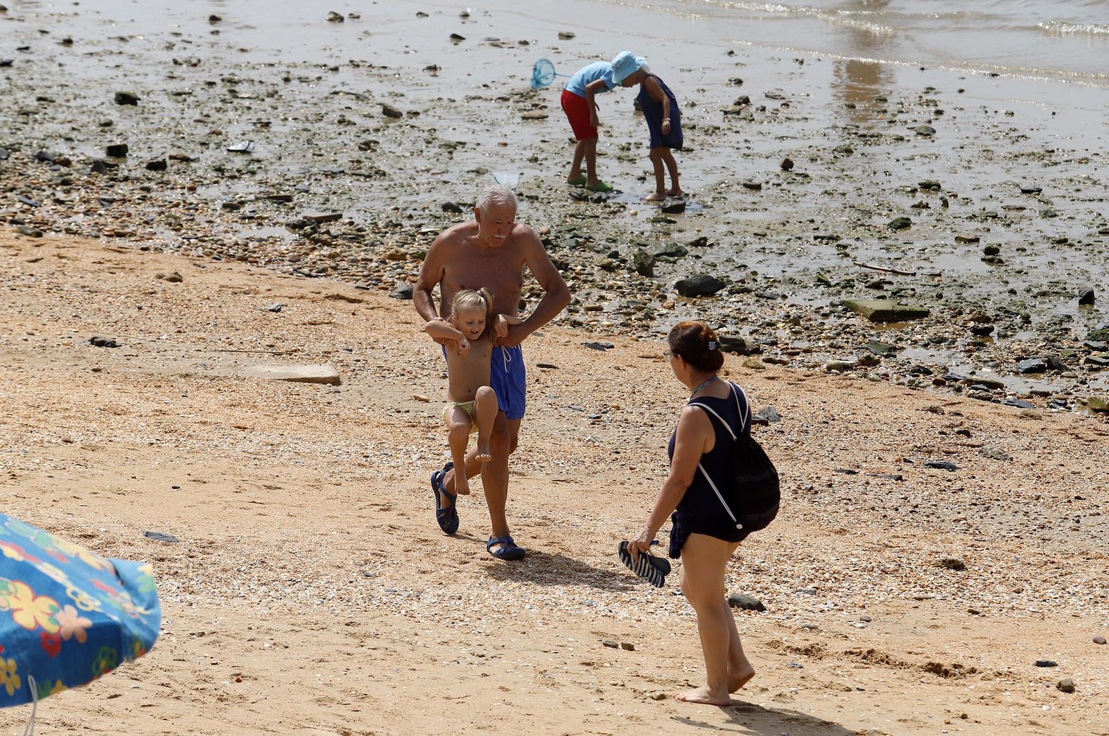 Un día en las playas de Huelva, en imágenes