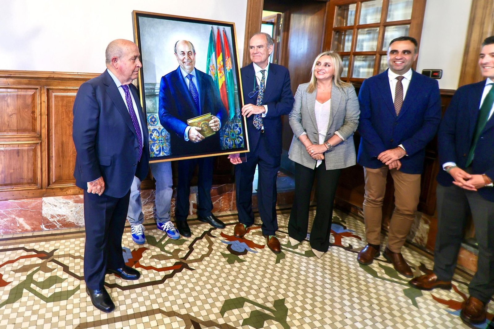 El retrato de Torres Hurtado ya luce en el Ayuntamiento de Granada: todas las imágenes