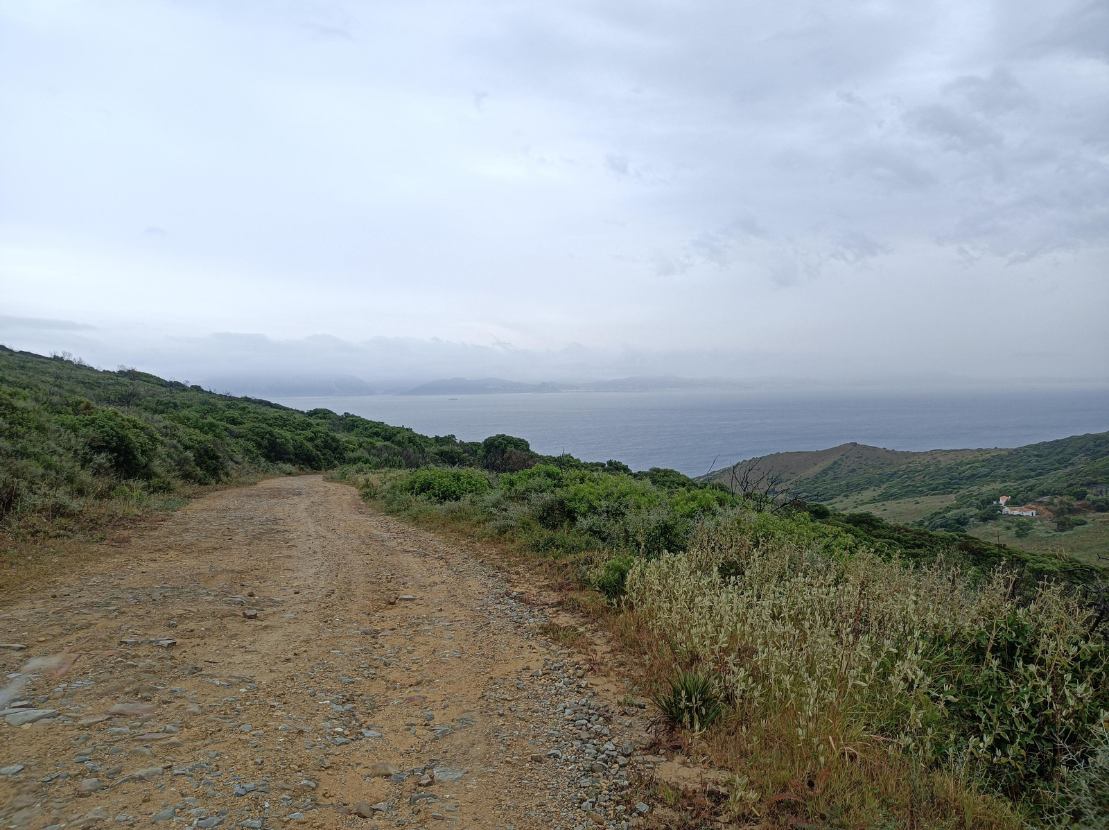 El descenso ofrece unas vista claras de la costa africana al fondo.