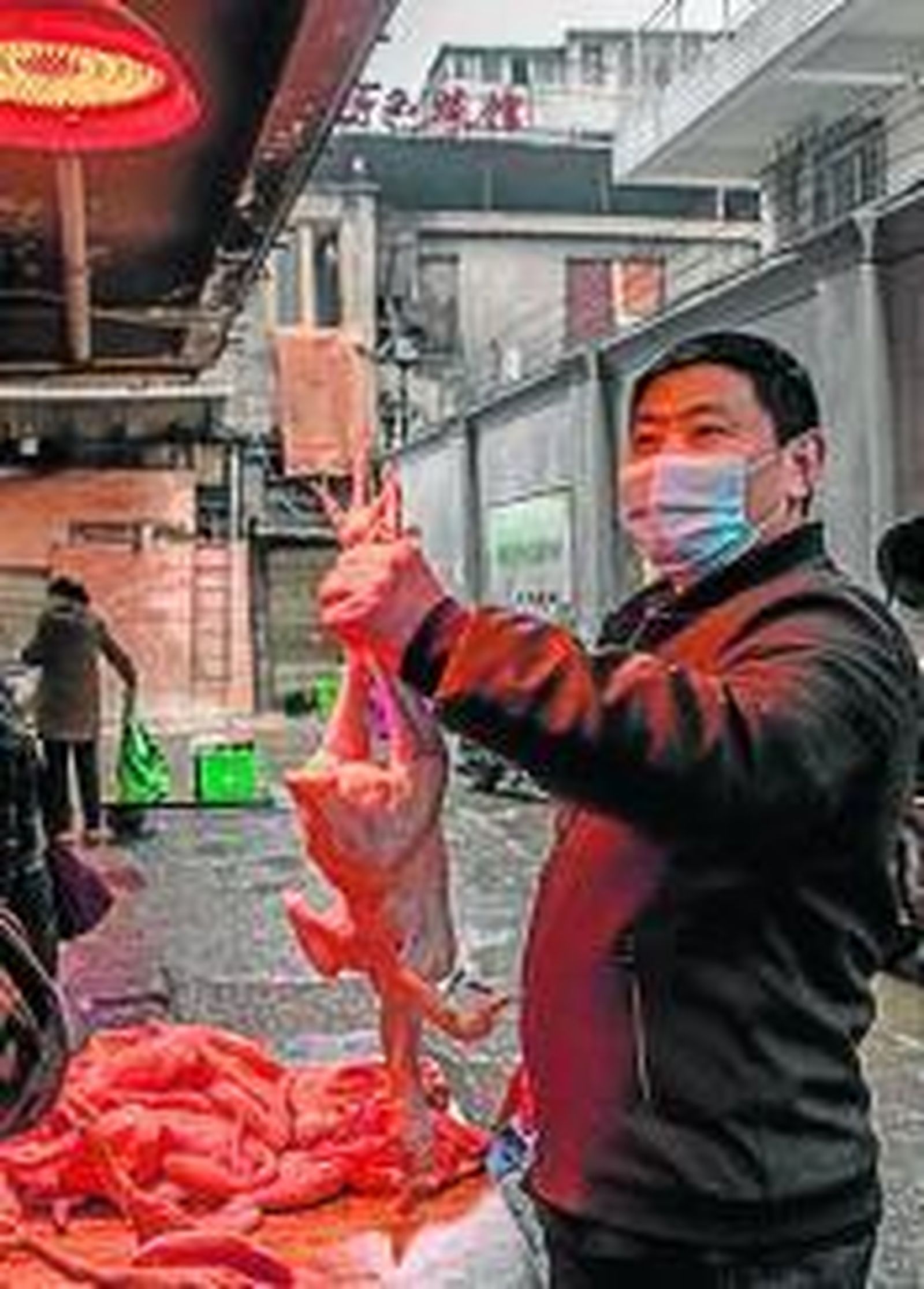 Un tendero en un mercado chino.