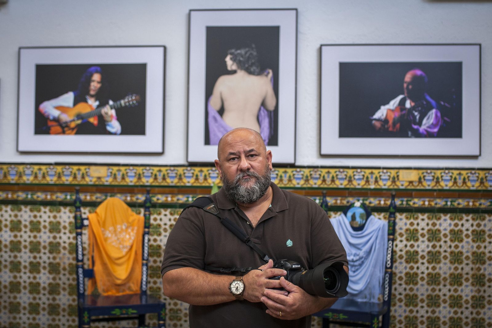El fotógrafo jerezano Javier Ramírez 'Cachi', delante de las obras centrales de las exposición de la Venta de Vargas.