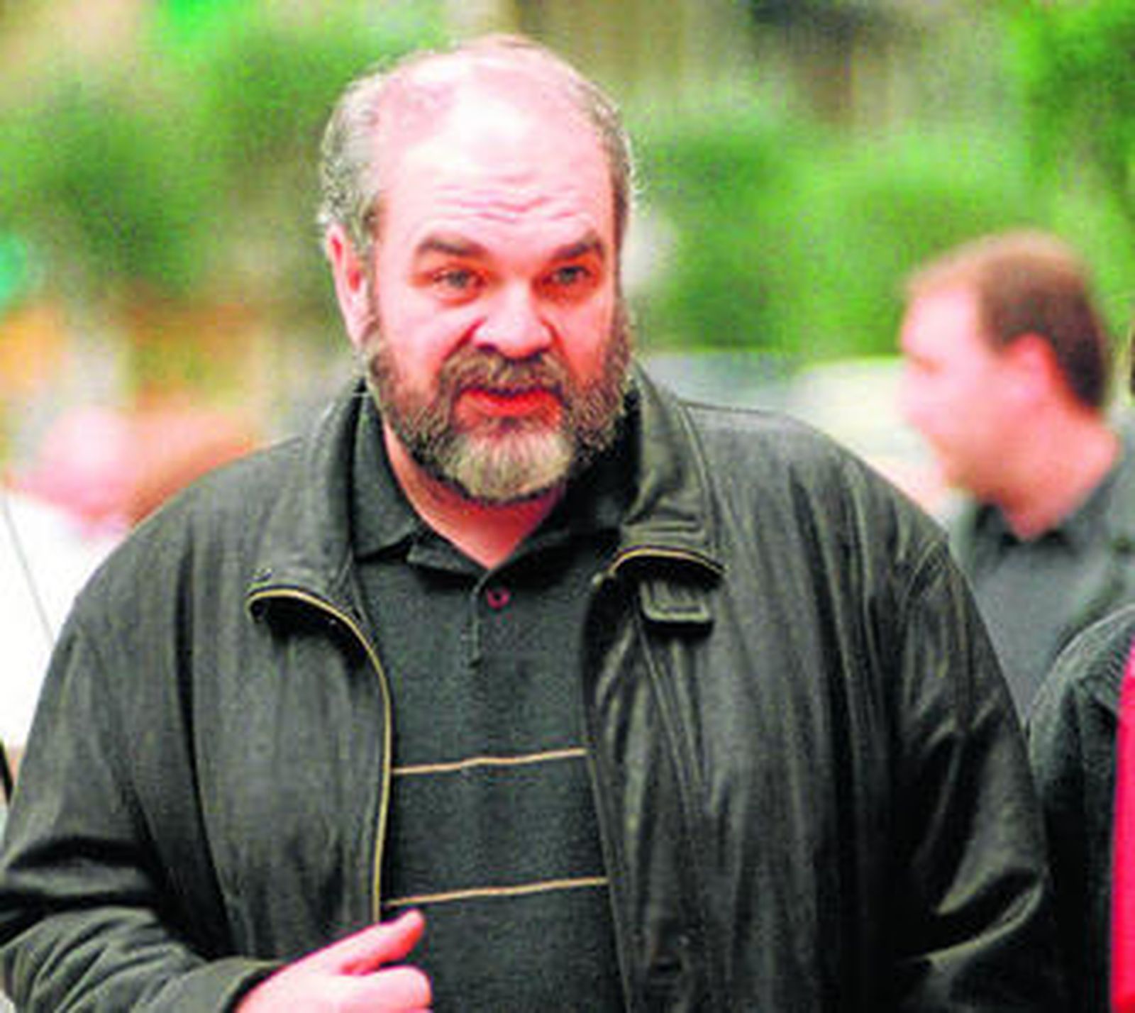 Carlos Sobera con las montañas de billetes que se ponen en juego en 'Atrapa un millón'.