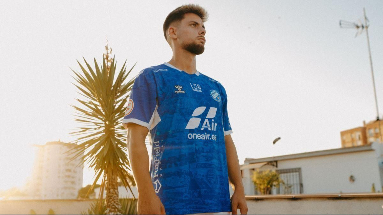 Rafa Parejo posa con la nueva camiseta del Xerez DFC para la temporada 25/26.