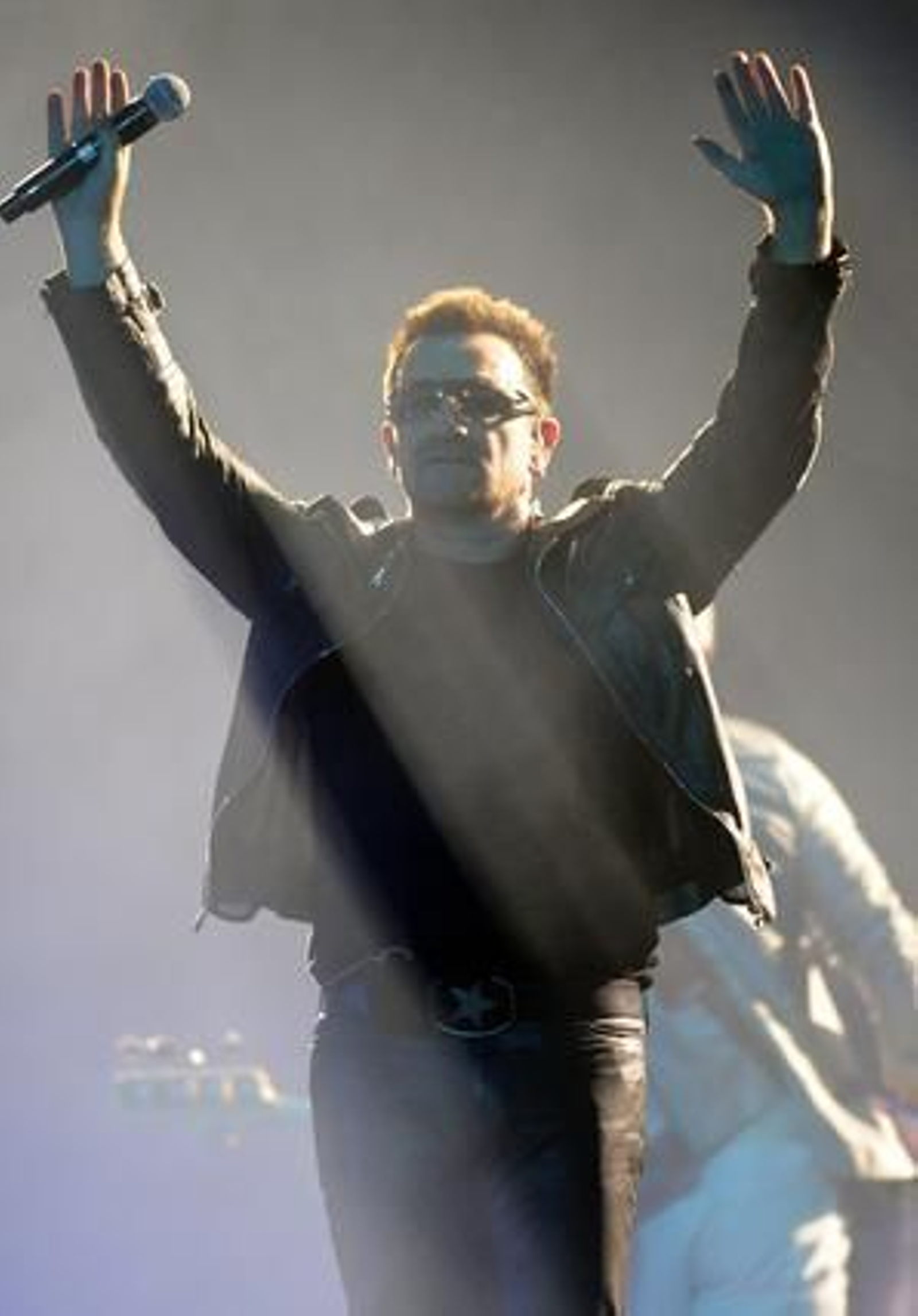 La banda irlandesa U2 convence a sus seguidores en San Sebastián. / EFE, AFP, Reuters