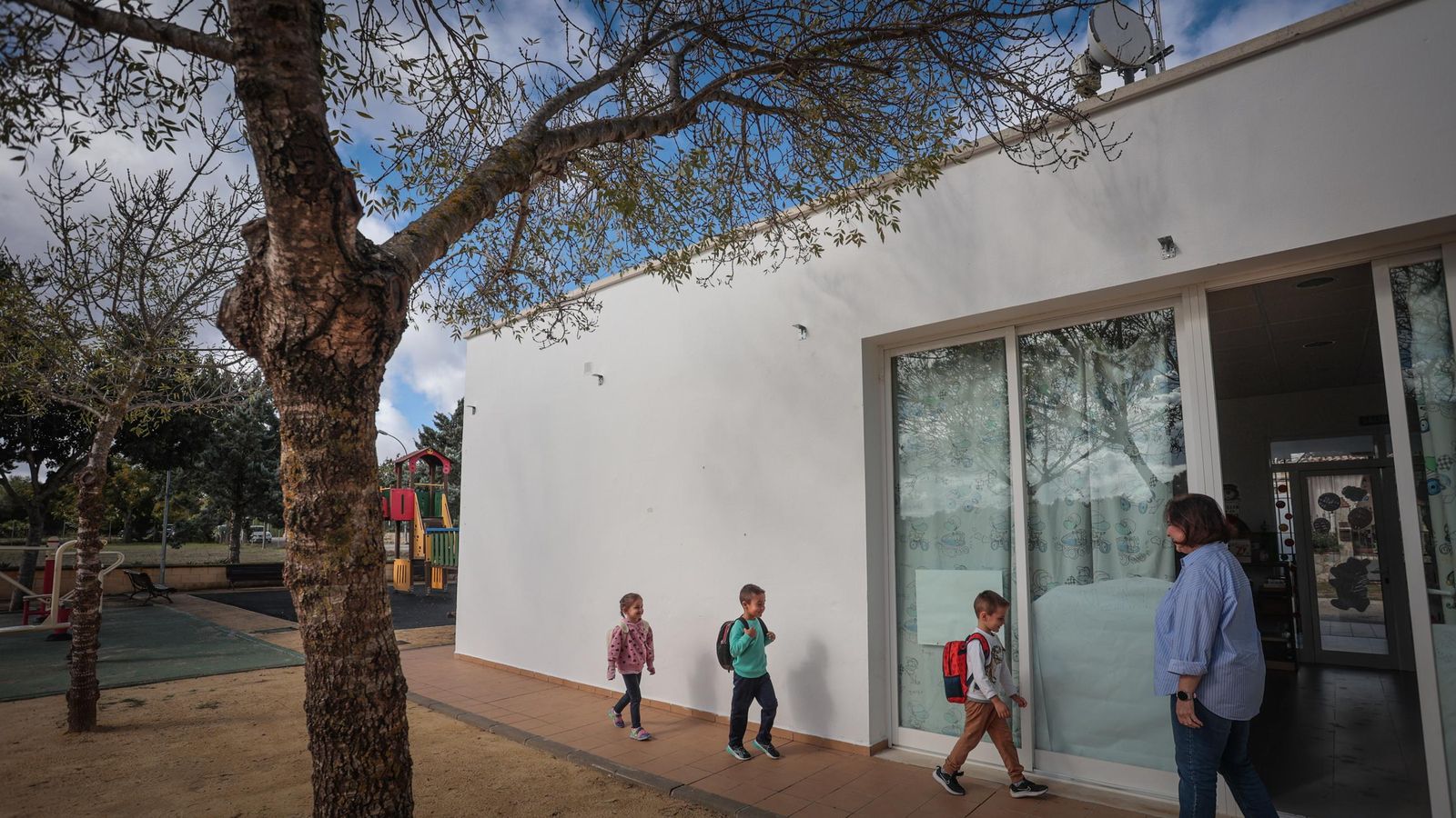 Los tres alumnos de Las Abiertas llegando a la escuela, donde les espera su maestra, Begoña.