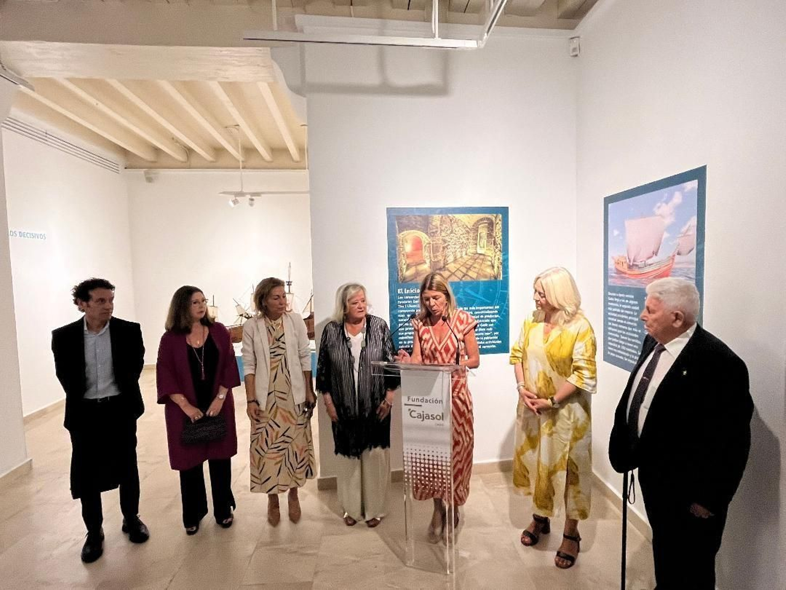 Diego Herrera, Arantxa Martialay, Tania Barcelona, Inmaculada Gavira, María del Mar Díez, Mercedes Colombo y José Zamudio, durante la inauguración. Diego Herrera, Arantxa Martialay, Tania Barcelona, Inmaculada Gavira, María del Mar Díez, Mercedes Colombo y José Zamudio, durante la inauguración.