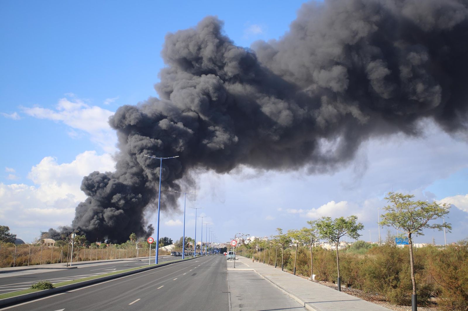 Imágenes del incendio en las instalaciones de Hierros España