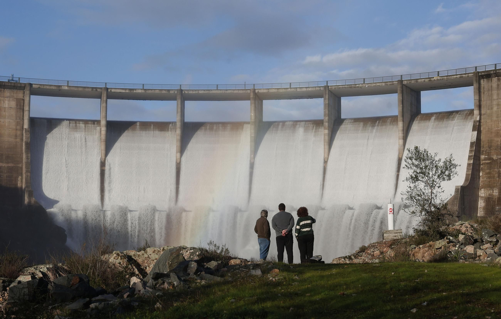 Las imágenes del desborde de la presa del pantano de Melonares