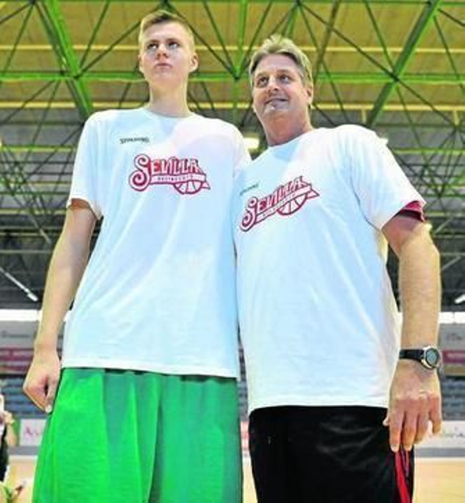 Kristaps Porzingis y Scott Roth, en el primer entrenamiento de la pretemporada.