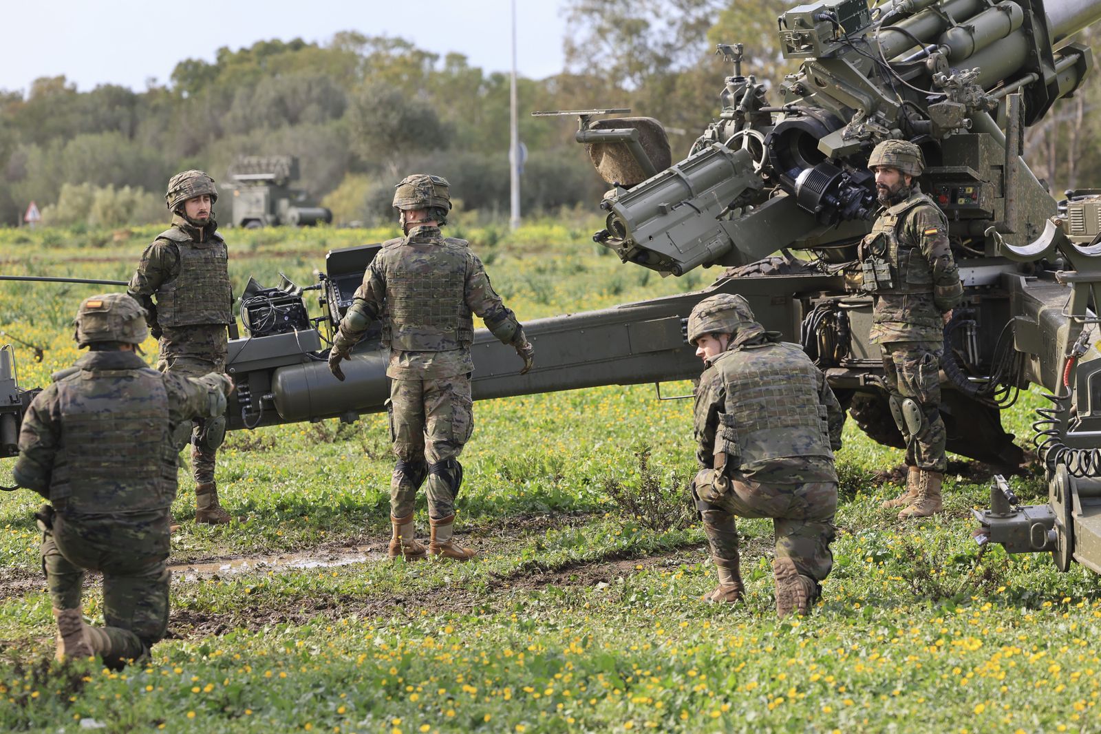 La ministra de Defensa, en el acuartelamiento de Camposoto de San Fernando