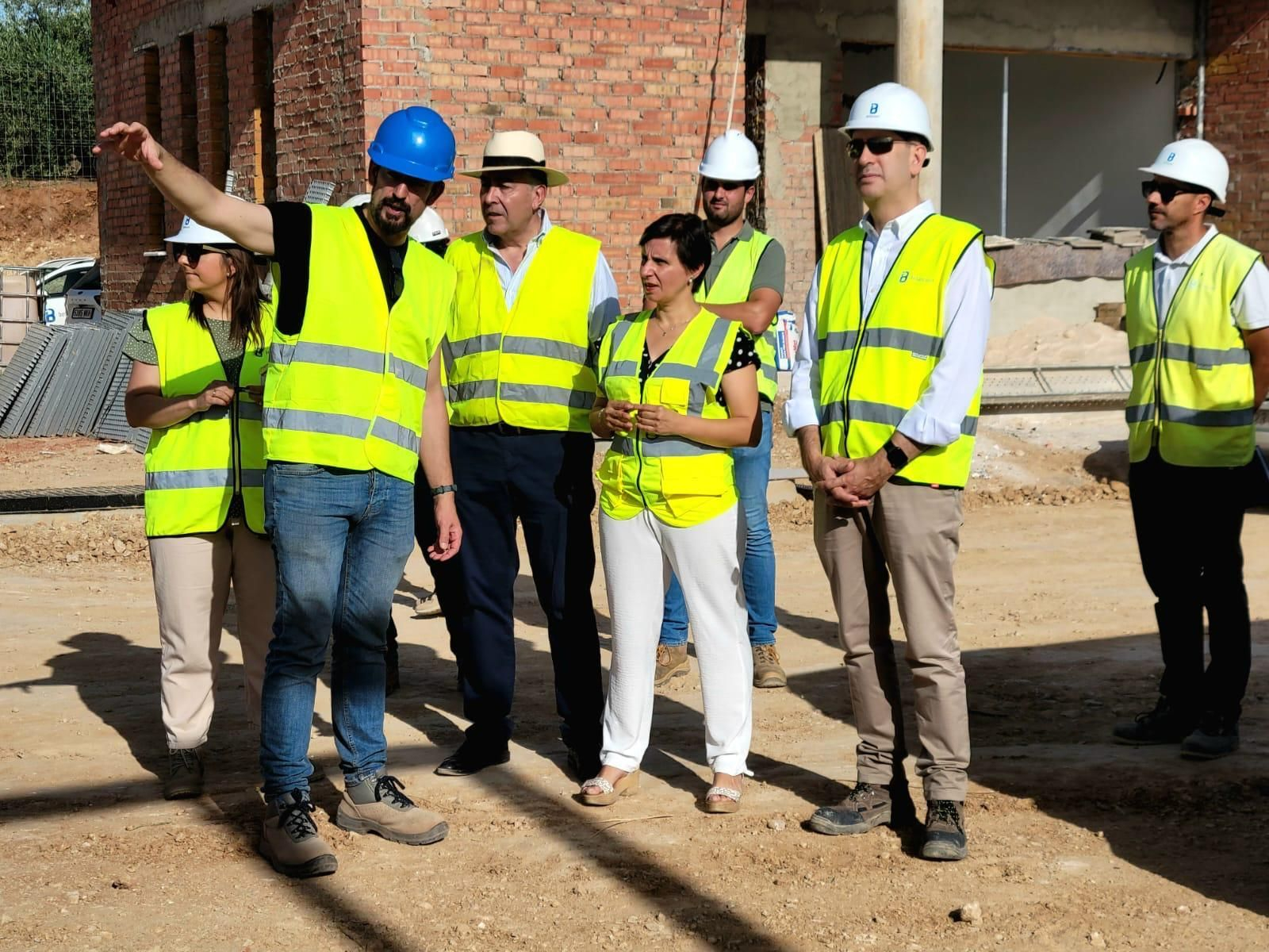 Soledad Aranda y Joaquín Requena visitan las obras de la estación depuradora de aguas residuales de Navas de San Juan.