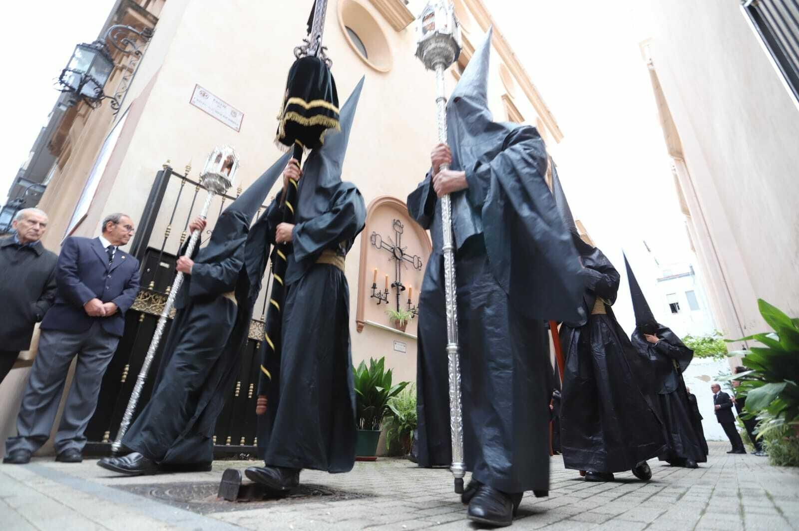 Respeto y silencio cubren el centro con la salida de Misericordia