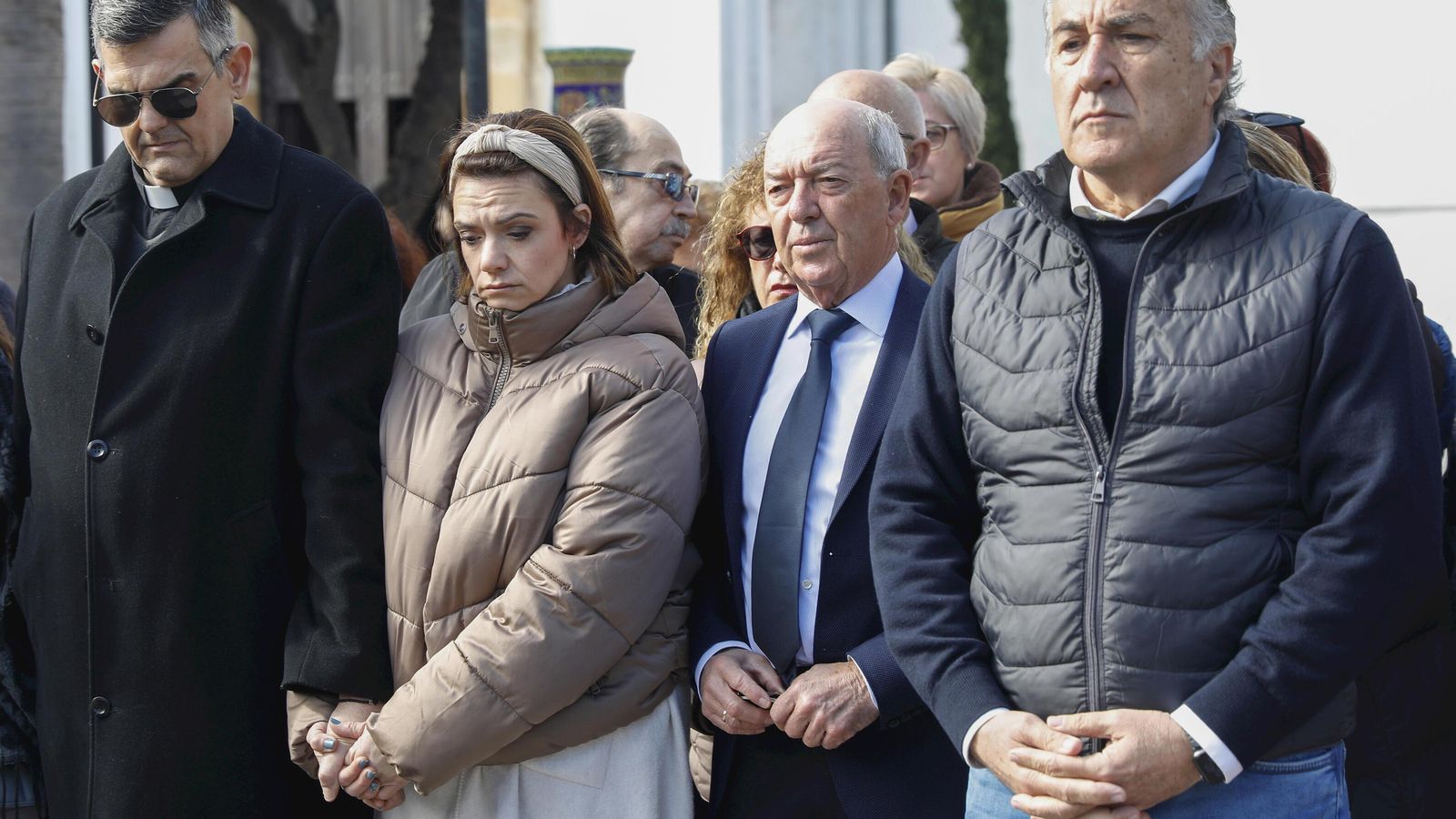 El párroco de la iglesia de la Plaza Alta, Juan José Marina, la hija y el hermano del sacristán asesinado, y el alcalde de Algeciras, José Ignacio Landaluce.