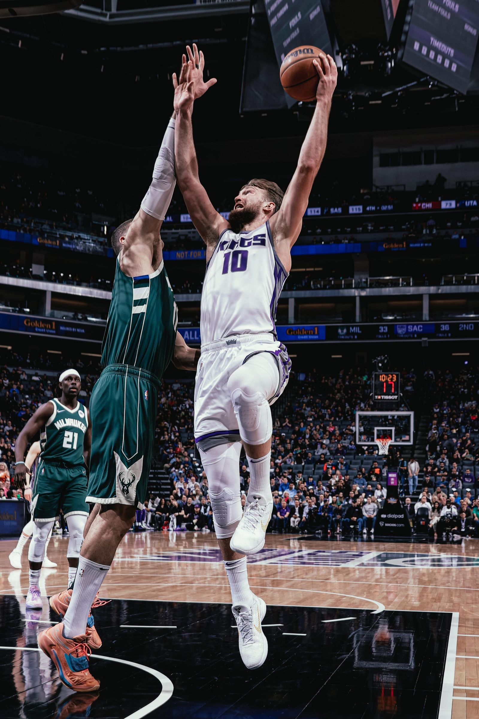 Domas Sabonis finaliza a canasta con la zurda.