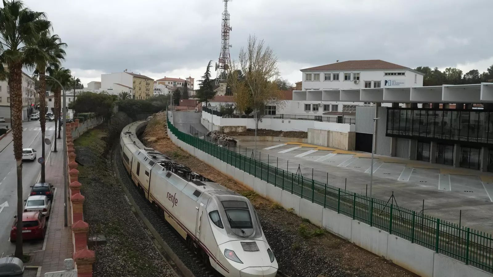 Tren Altaria a su paso por el casco urbano de Ronda.