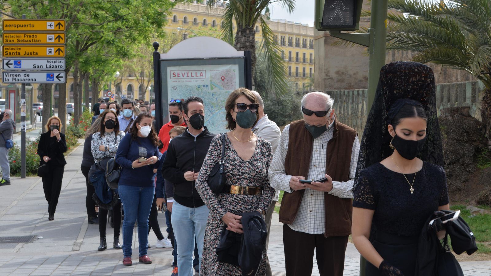Una mujer de mantilla en la cola para acceder a la Basílica de la Macarena.