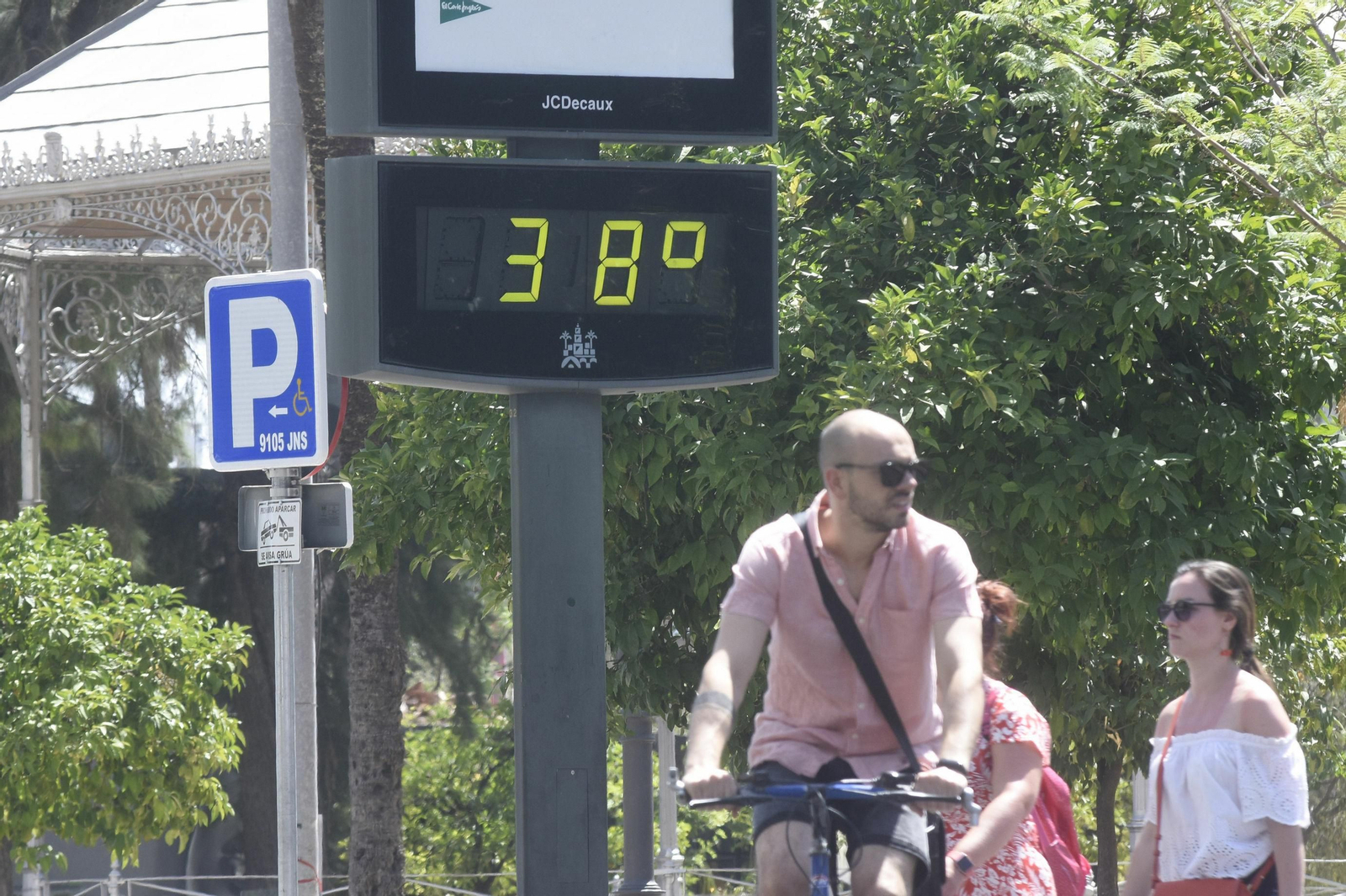 El termómetro del paseo de la Victoria marca 38 grados.