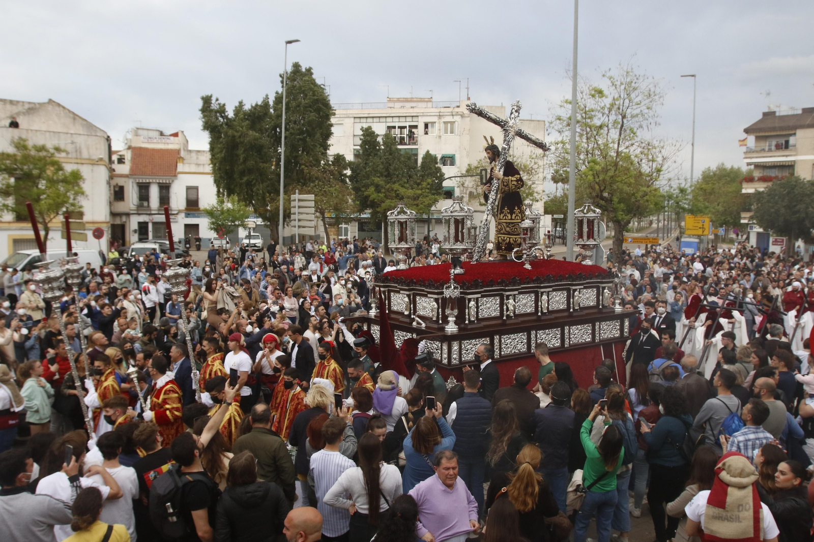 Lunes Santo en Córdoba: La procesión de la Vera-Cruz, en imágenes