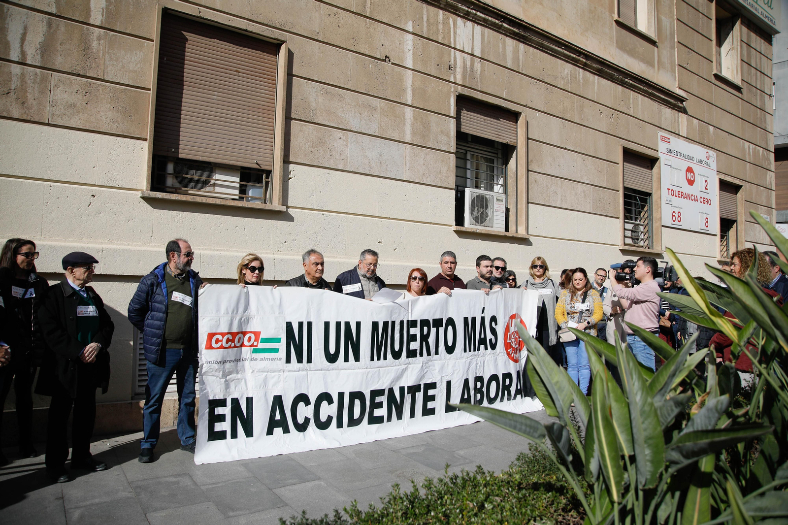 Imágenes de la concentración de CCOO y UGT  tras la muerte de un trabajador en accidente laboral