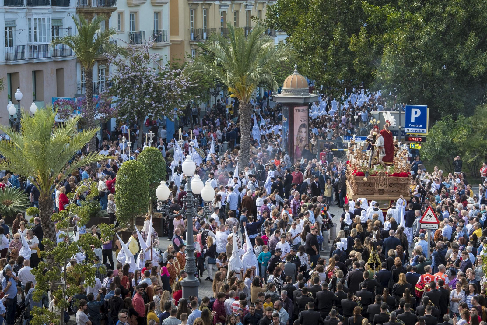 El paso de Jesús Despojado por San Juan De Dios camino de la avenida Cuatro de Diciembre de 1977.