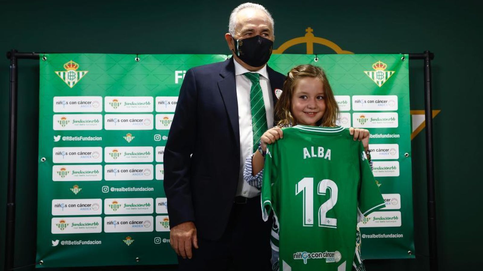 Alba luce la camiseta de su equipo, el Betis, con el número 12 de embajadora, junto a Rafael Gordillo, presidente de la Fundación Real Betis Balompié.