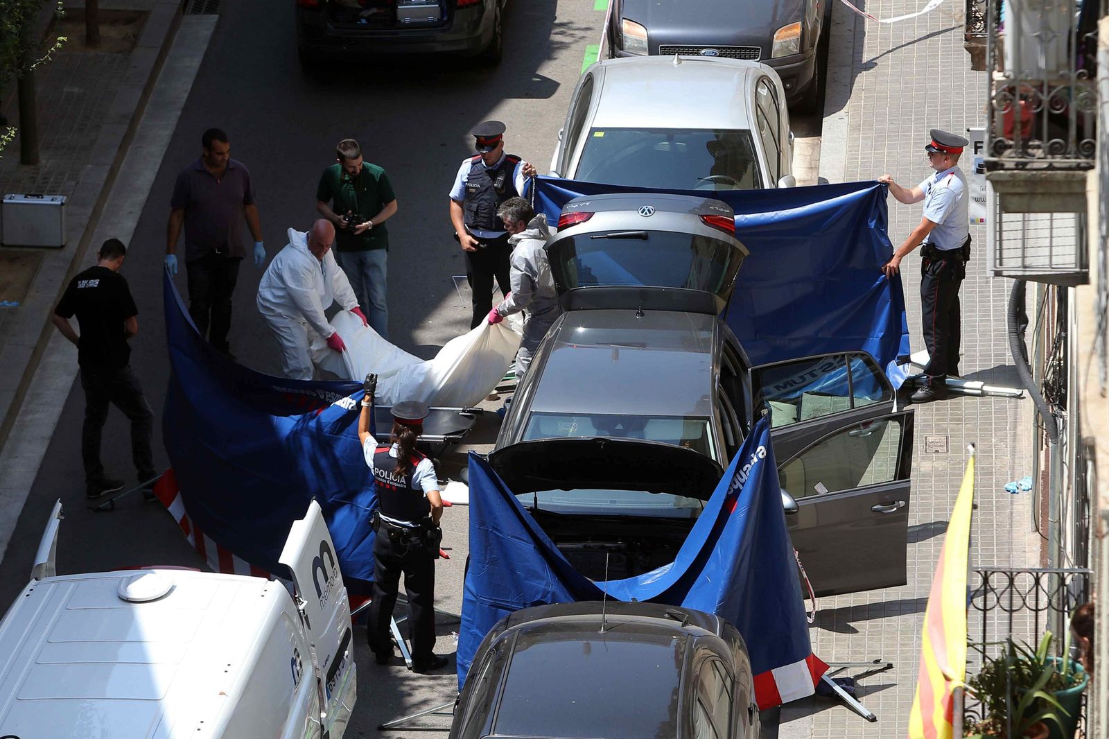 Hallan un cadáver dentro de un coche en Barcelona