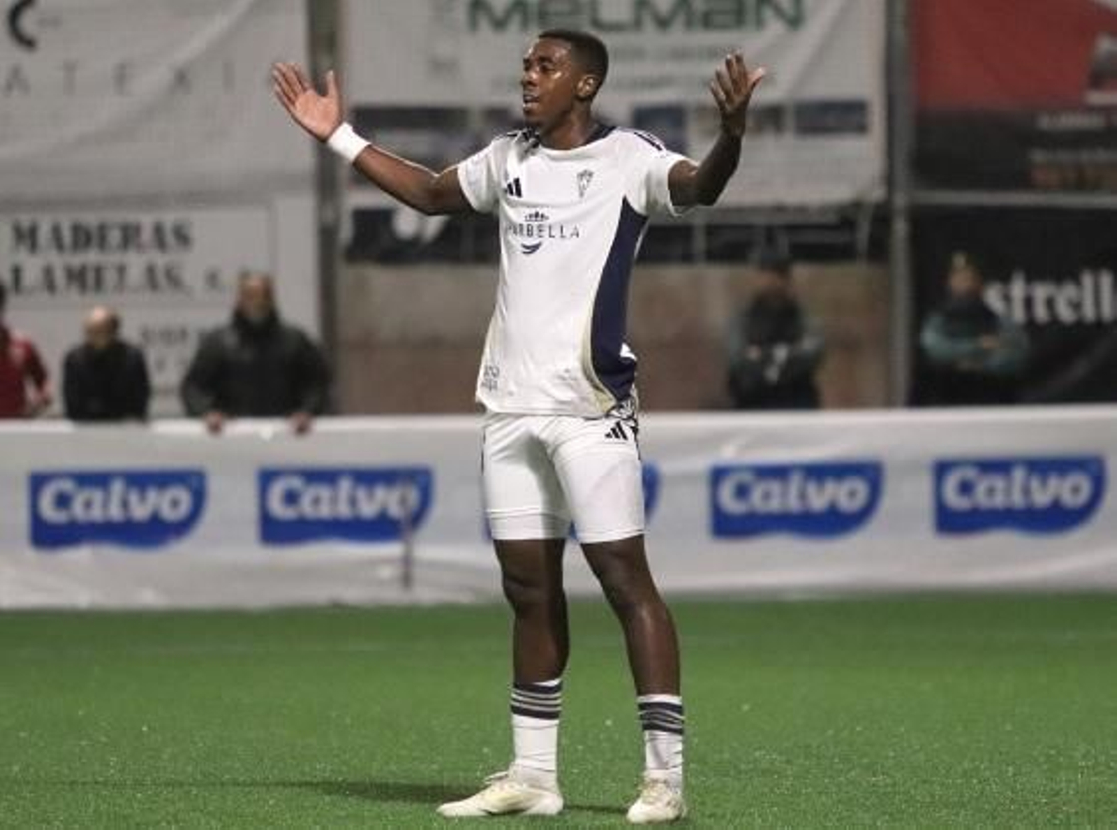 Dorian celebra uno de sus goles. Dorian celebra uno de sus goles.