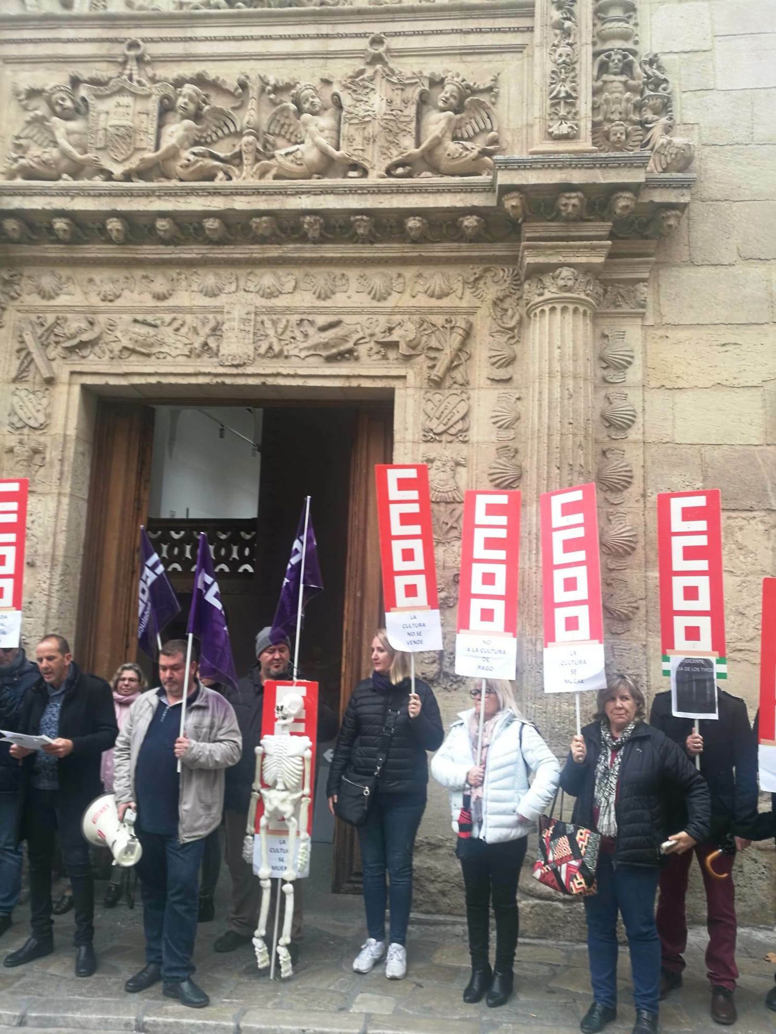Concentración de trabajadores a las puertas del Museo Arqueológico de Granada.