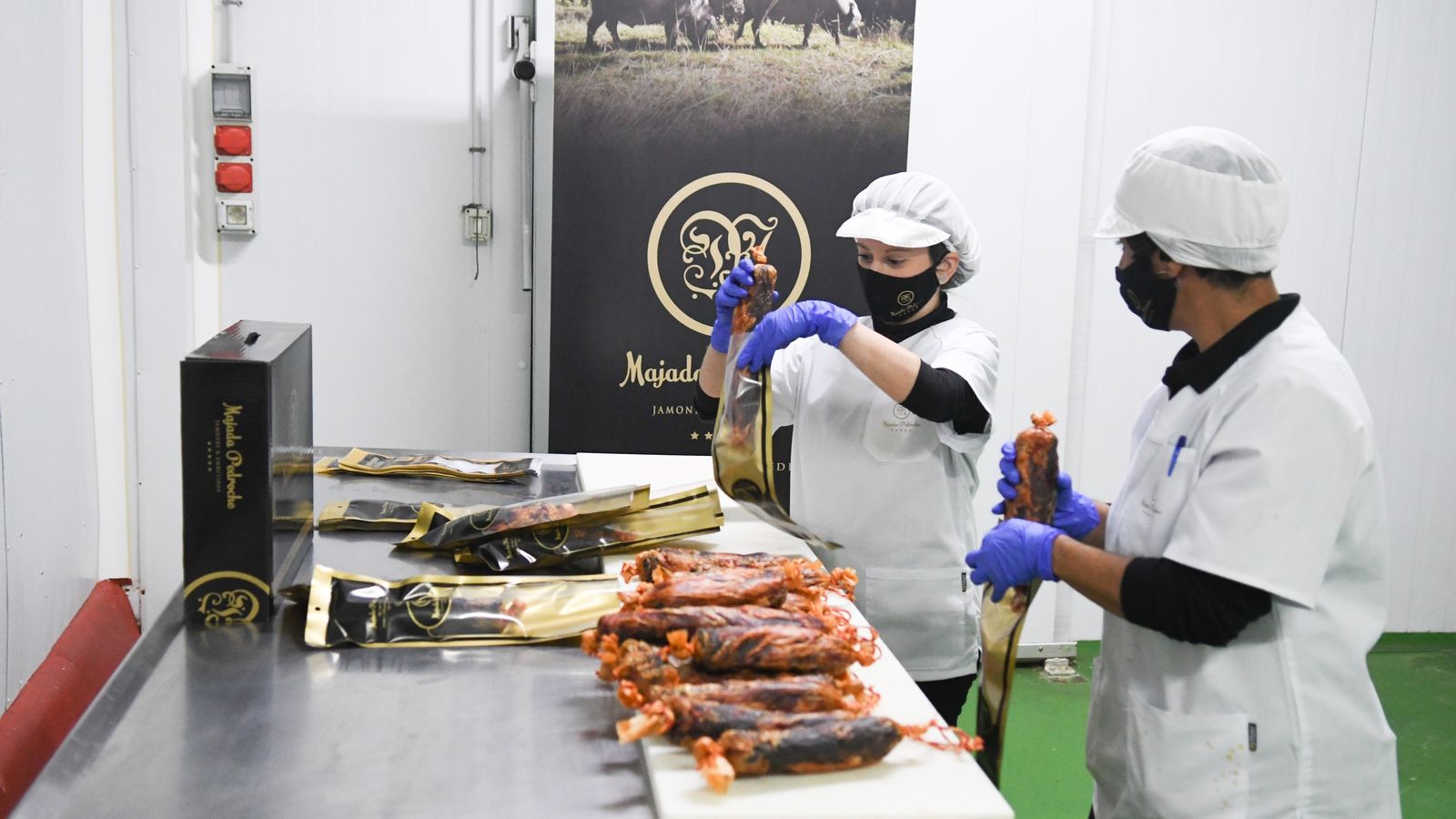 Juani y Maria José  Torralbo Cepas con los embutidos.